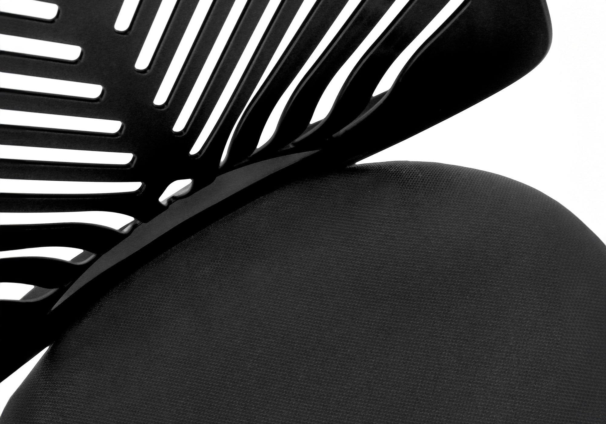 CHAISE DE BUREAU - NOIRE JUVENILE / PIÈTEMENT NOIR SUR ROULETTES