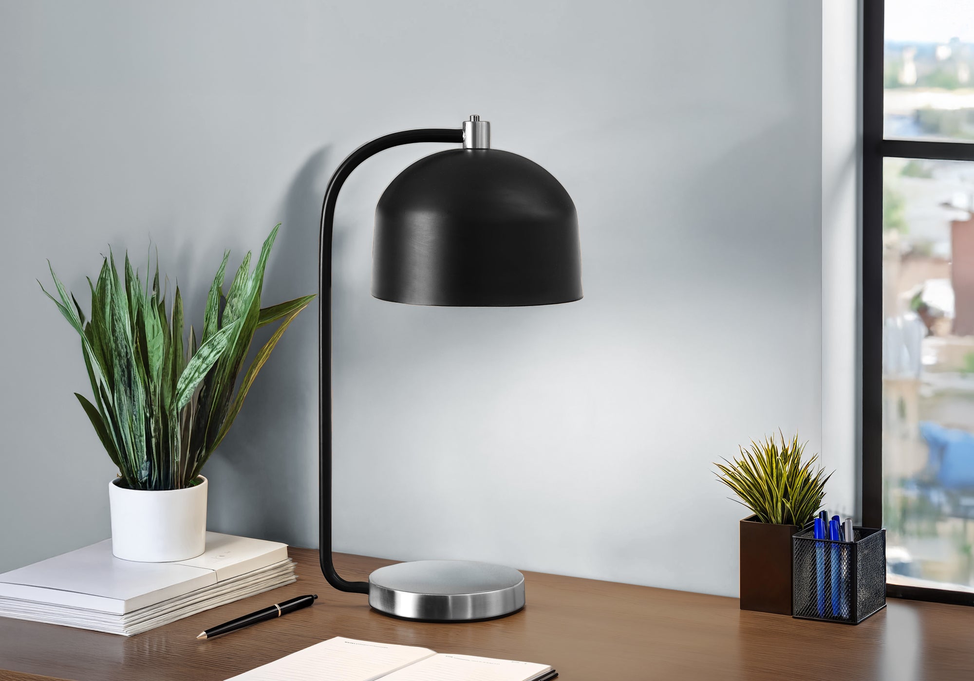 LIGHTING - 18"H TABLE LAMP BLACK METAL SILVER METAL