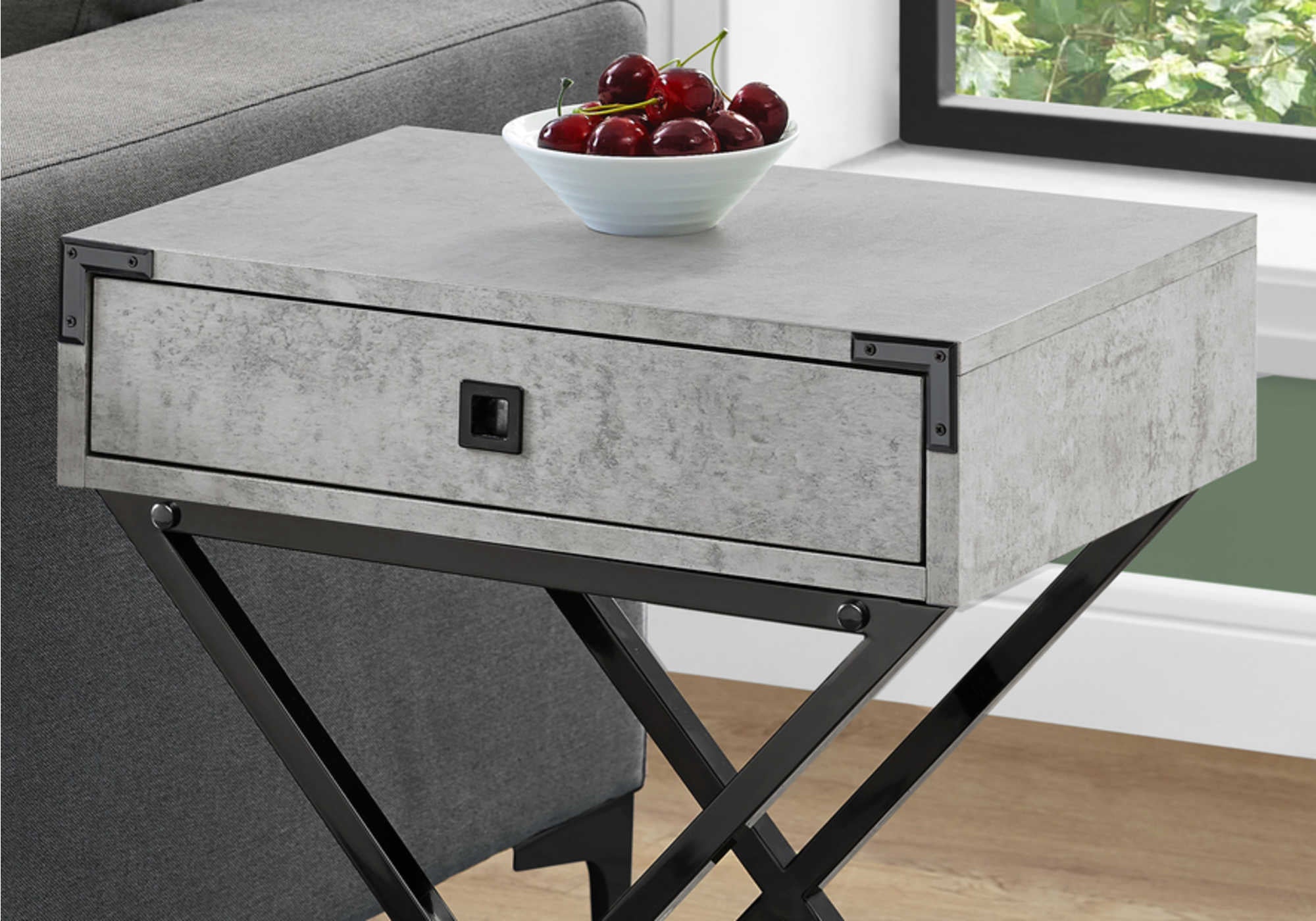 TABLE D'APPOINT - 24"H / CIMENT GRIS / MÉTAL NICKEL NOIR