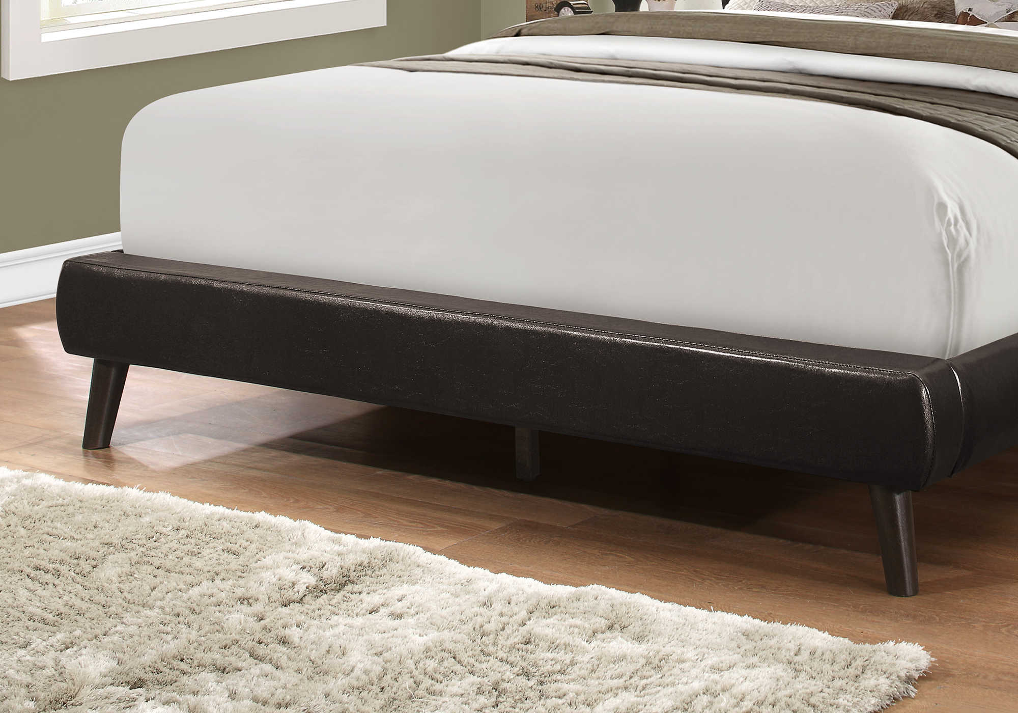 BED - QUEEN SIZE / BROWN LEATHER-LOOK WITH WOOD LEGS