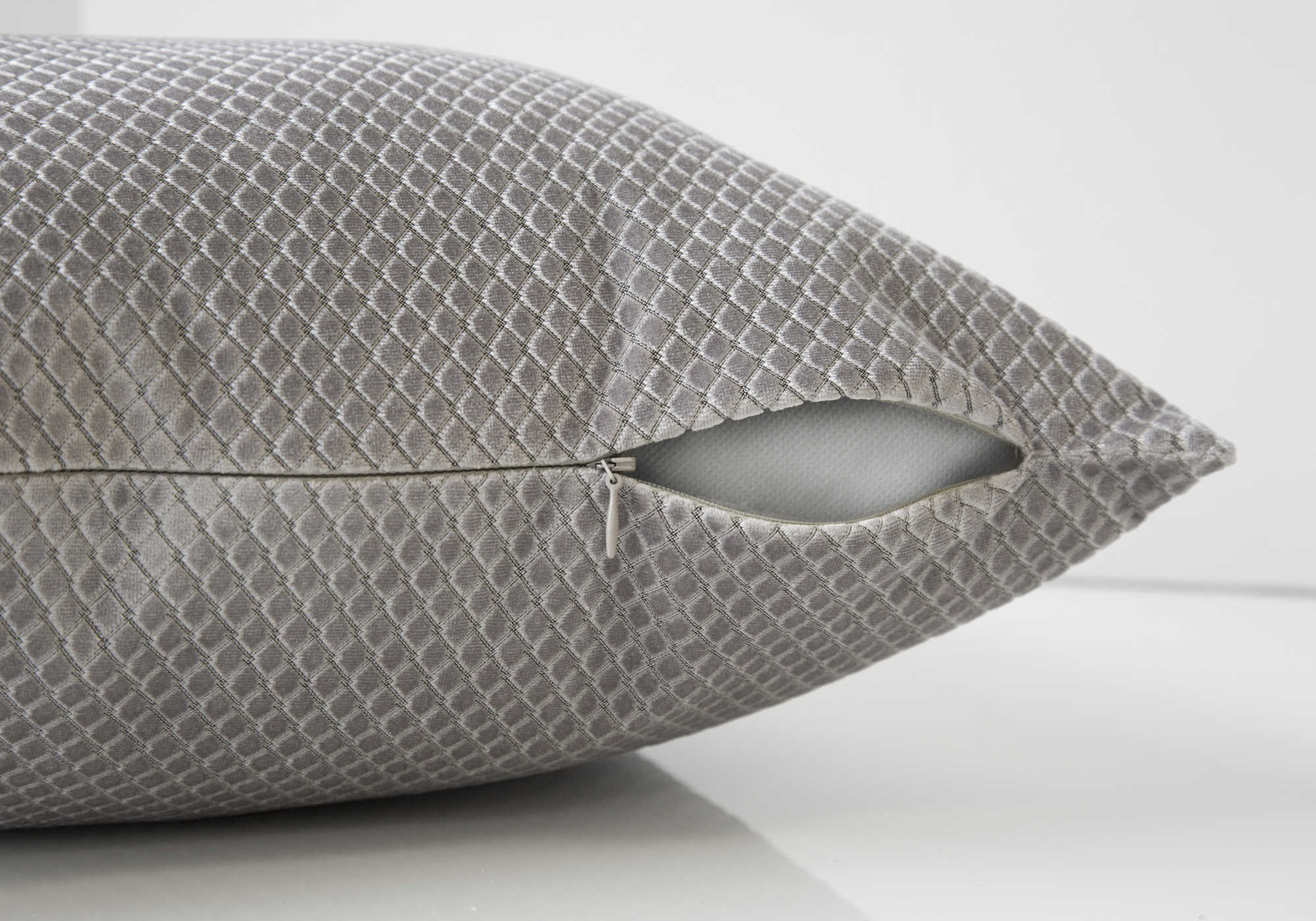 PILLOW - 18"X 18" / SILVER DIAMOND VELVET / 1PC