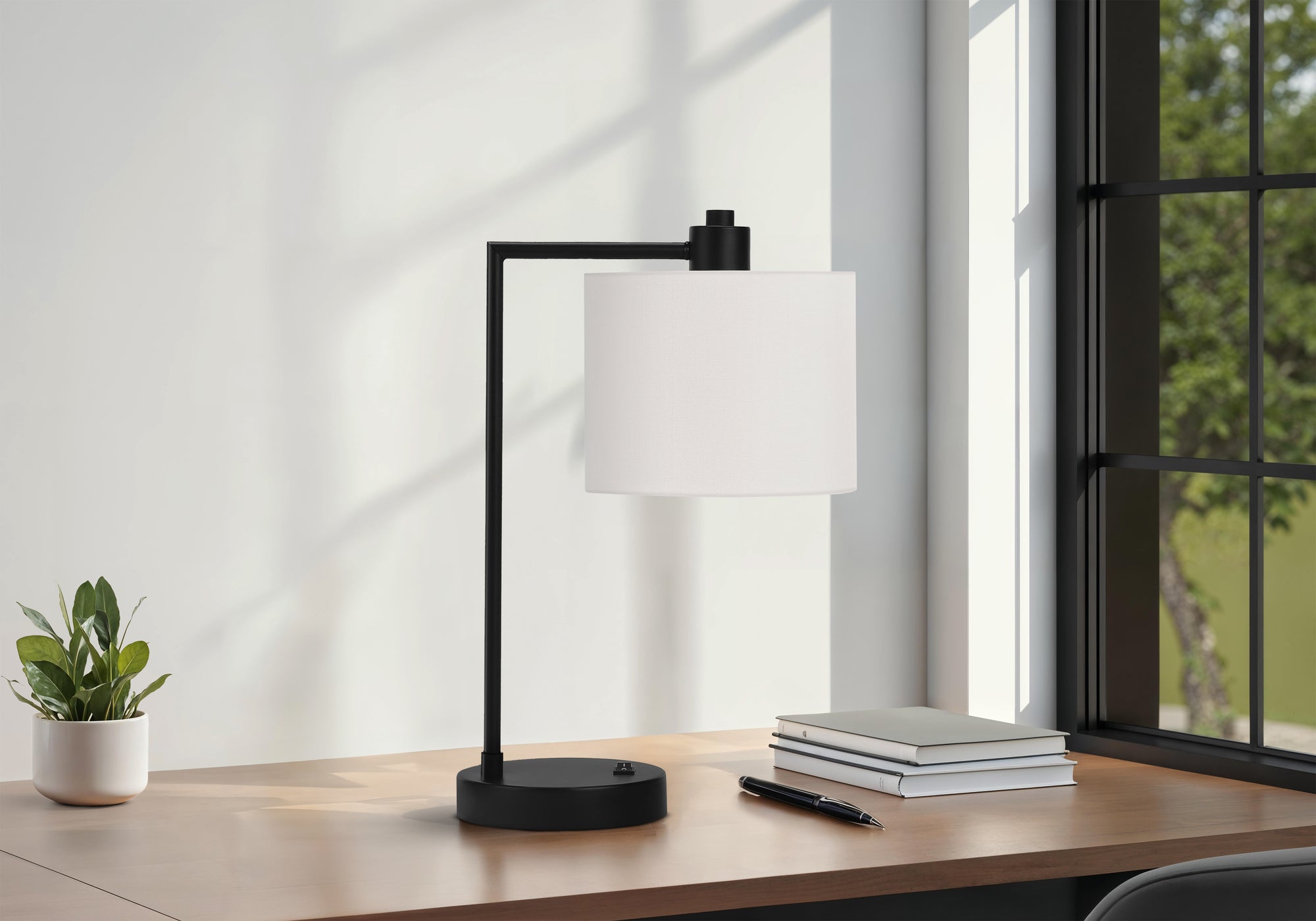 LIGHTING - 19"H TABLE LAMP USB PORT INCLUDED BLACK METAL IVORY / CREAM SHADE MODERN