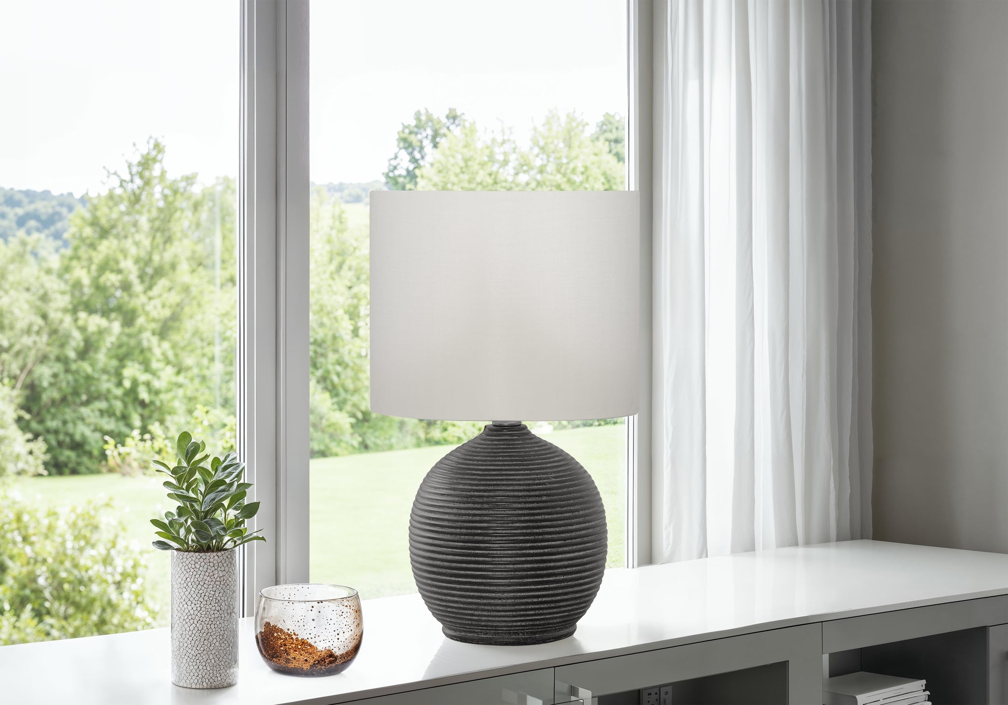 LIGHTING - 16"H TABLE LAMP BLACK RESIN IVORY / CREAM SHADE
