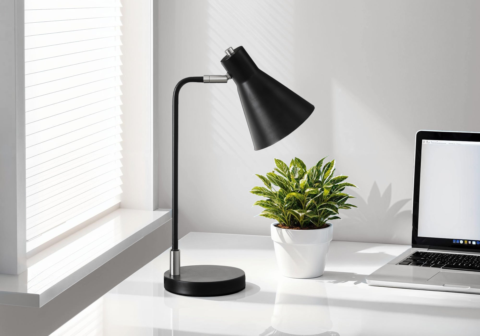 LIGHTING - 17"H TABLE LAMP BLACK METAL SILVER METAL